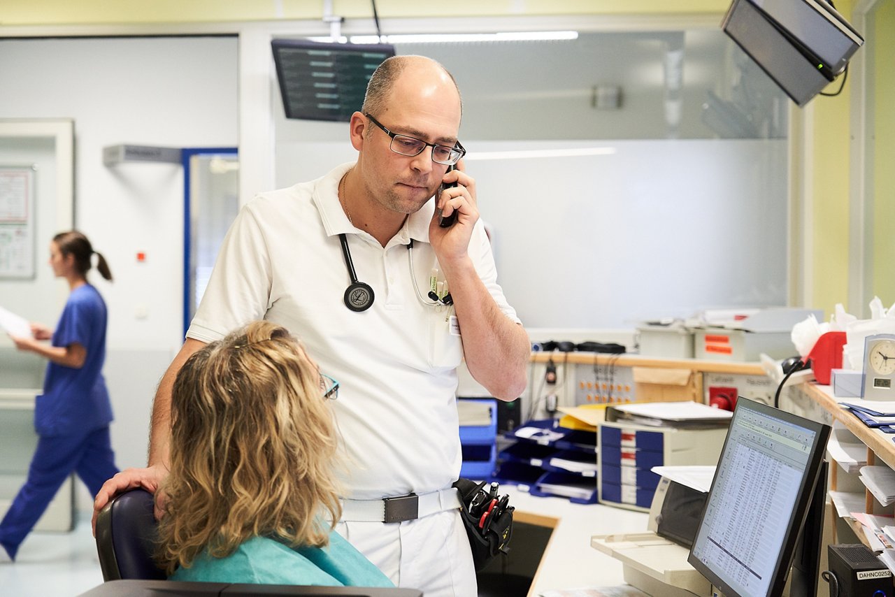 Leiter der Nothilfe telefoniert im Aufnahmebereich