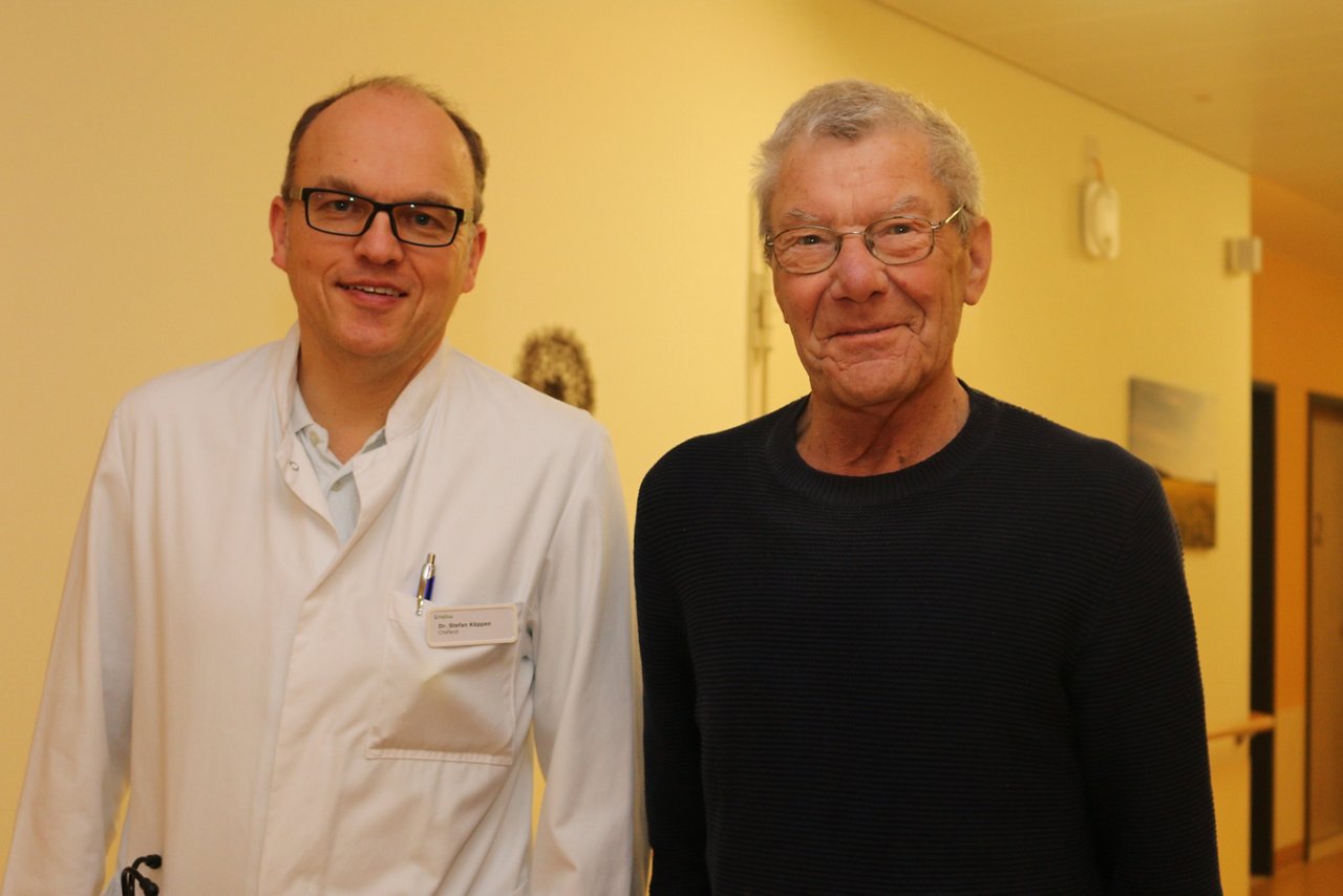 Chefarzt Dr. Stefan Köppen mit Patient Dieter Himstedt