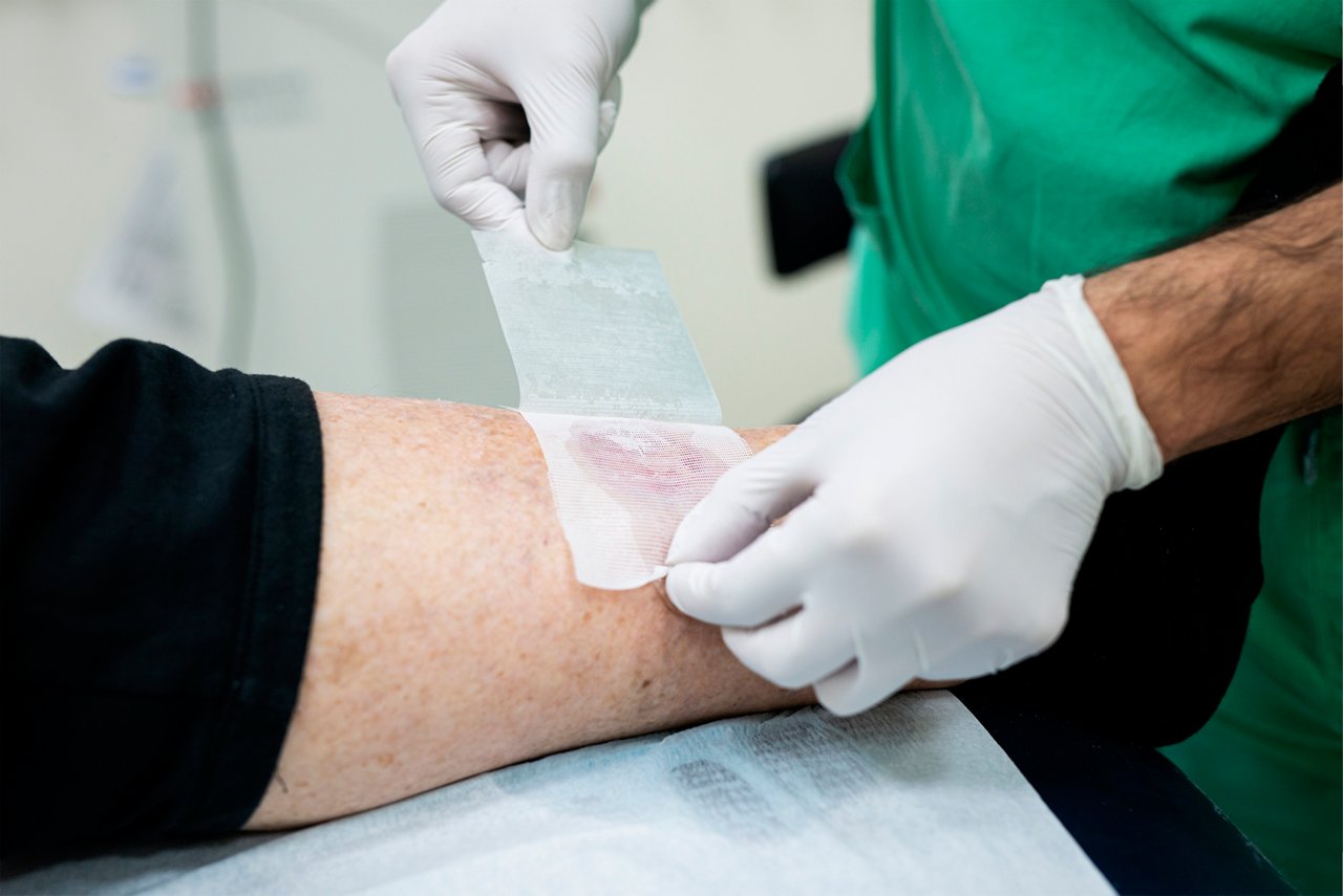 Wundversorgung im OP-Saal der Dermatologie in Krefeld