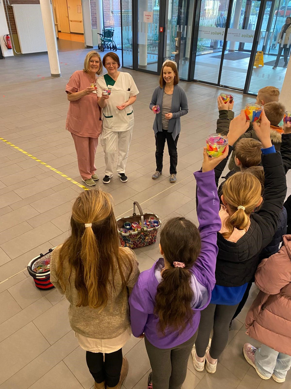 Schüler:innen bringen „Weihnachtslicht“ in die Klinik