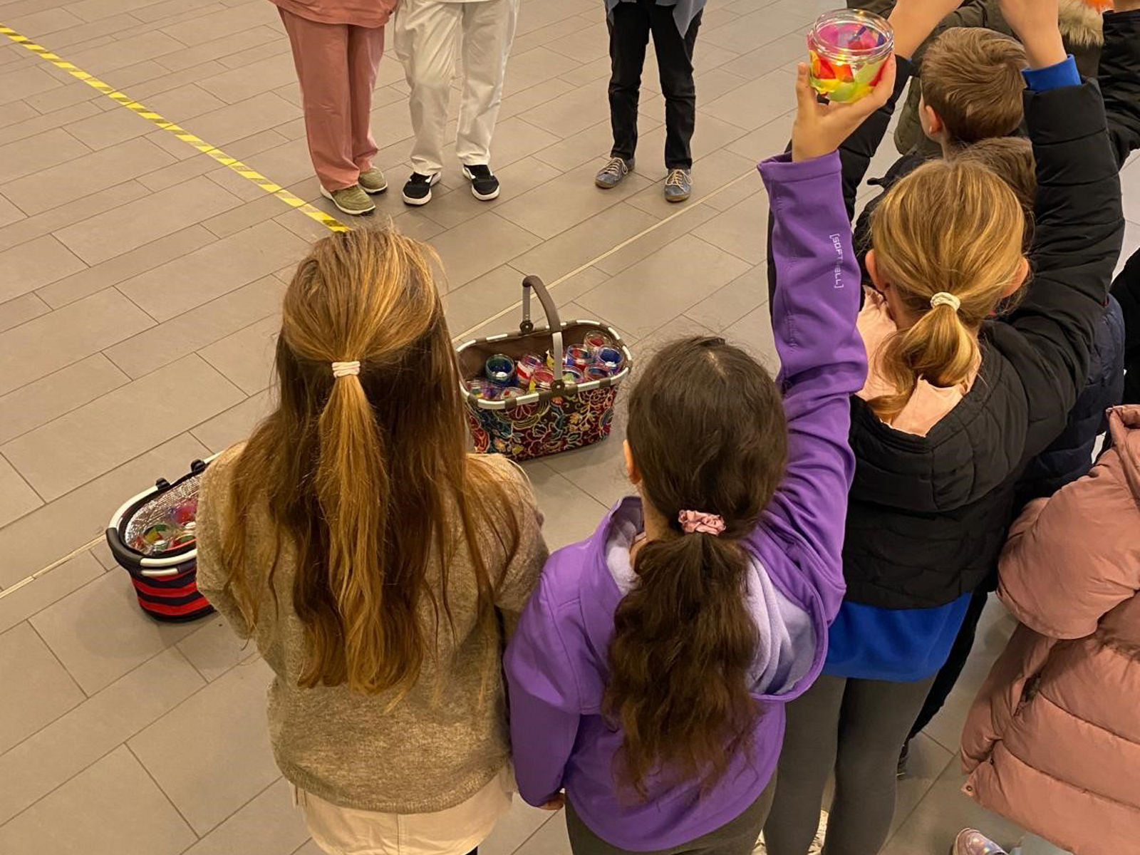 Schüler:innen bringen „Weihnachtslicht“ in die Klinik