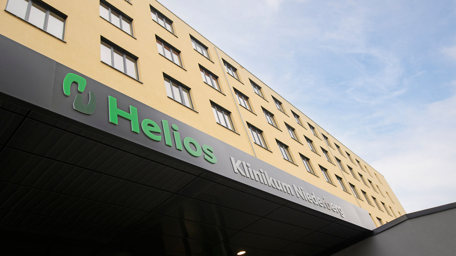 Eingangsbereich des Helios Klinikums Niederberg