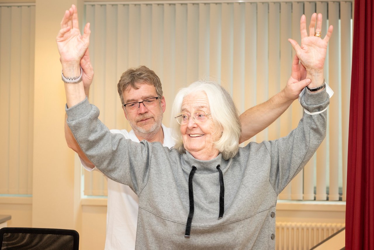 Endo-Klinik-Dr. Neumann mit Schulterpatientin