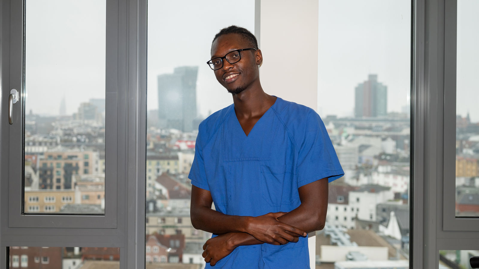 Sulayman Bojang ist dem Aufruf der Influencerin Doc Caro zur Helios „Pflegewette“ gefolgt und hat seine Ausbildung in der Helios ENDO-Klinik begonnen.