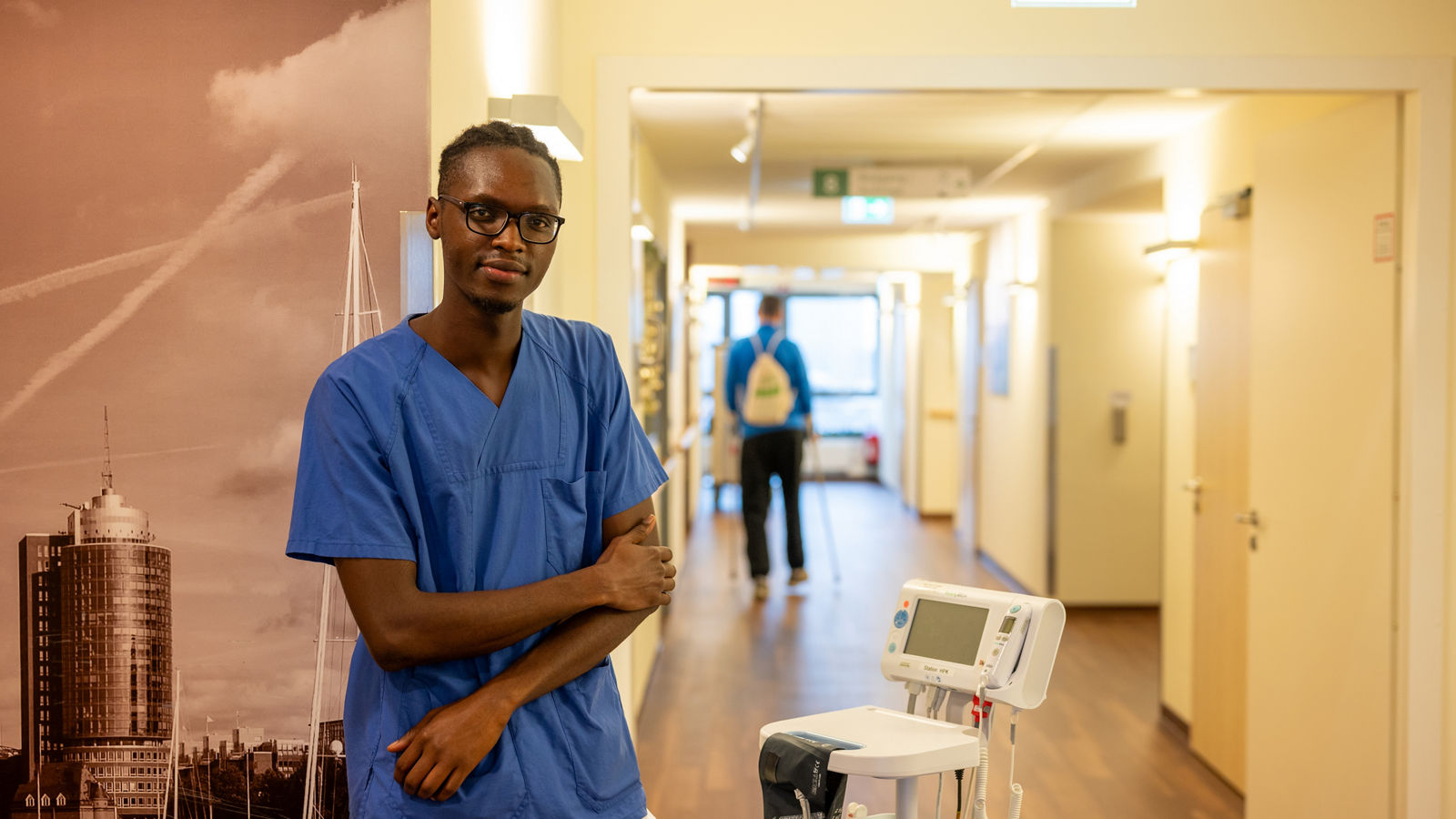 Sulayman Bojang ist dem Aufruf der Influencerin Doc Caro zur Helios „Pflegewette“ gefolgt und hat seine Ausbildung in der Helios ENDO-Klinik begonnen.