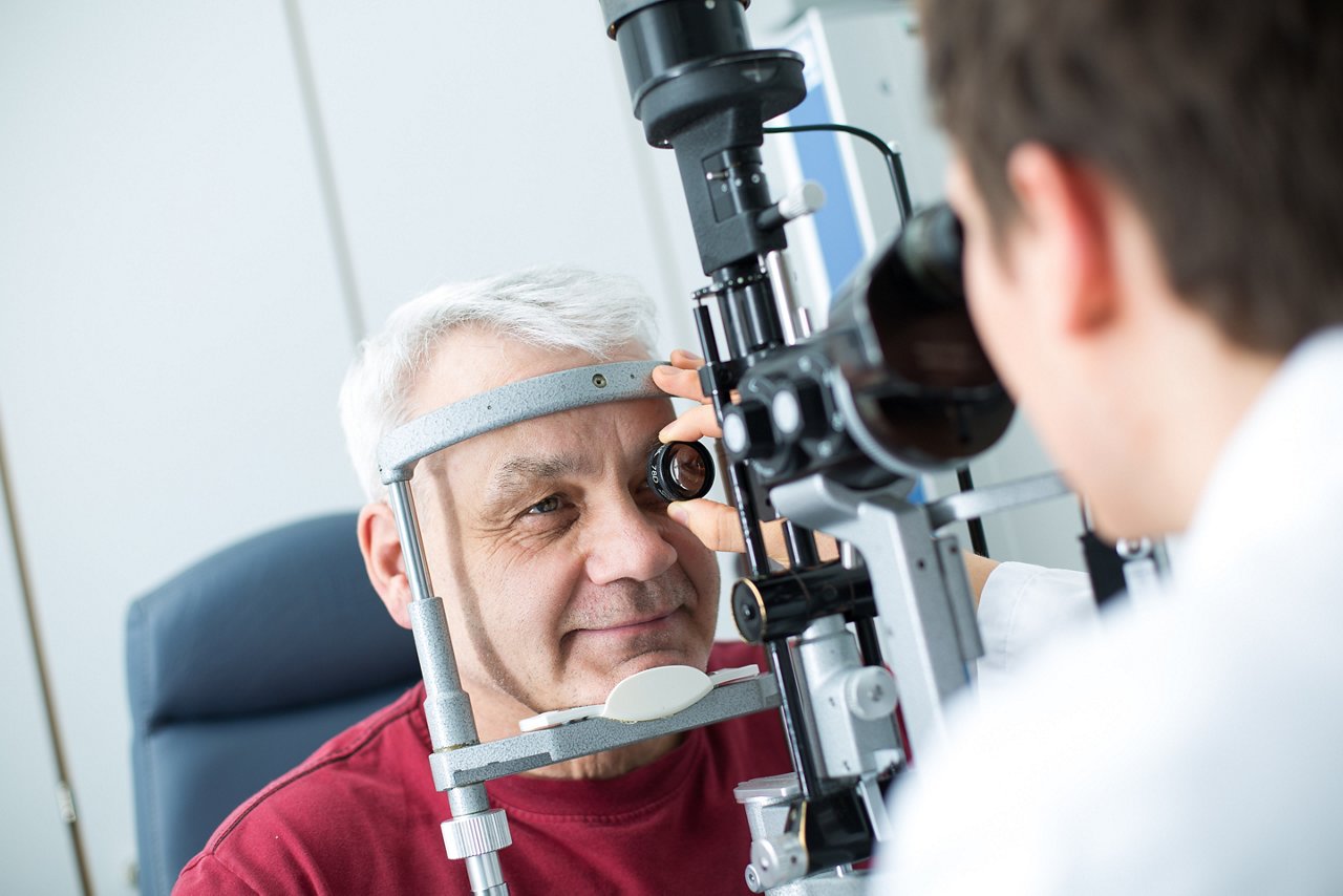 Arzt führt eine Augenuntersuchung durch