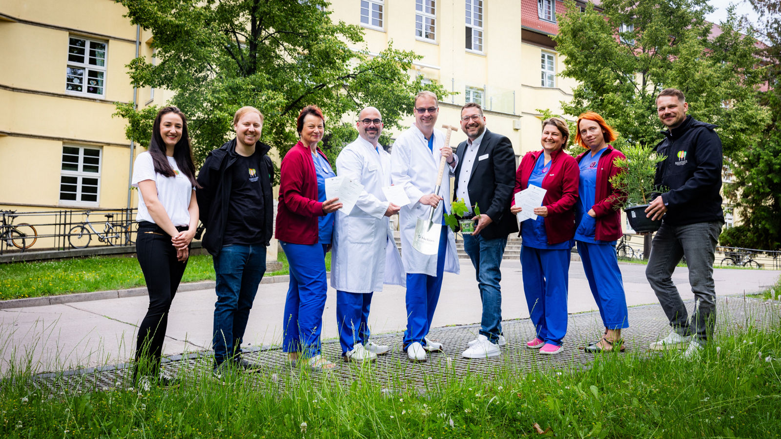 Gruppenfoto Baumpatenschaft Neugeborenen