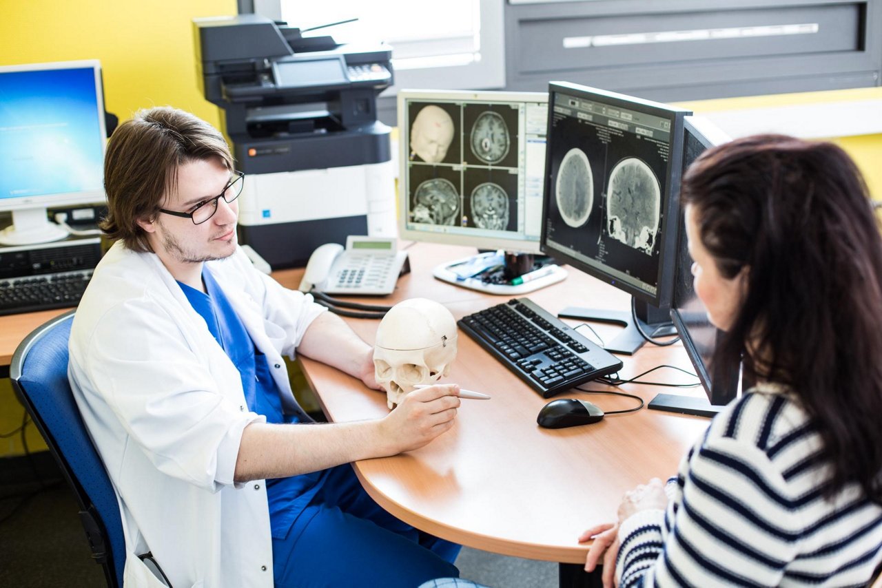 Arzt Neurochirurgie im Gespräch mit Patientin