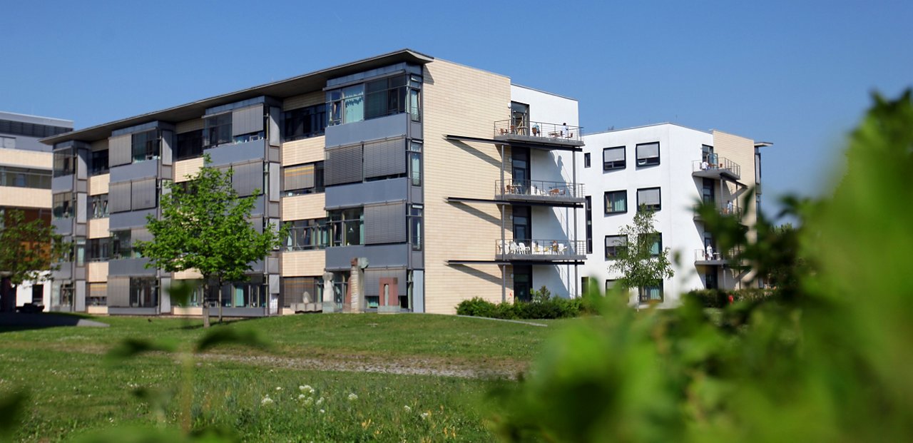 Erfurt , 220512 , ELIOS Klinikum Erfurt , Außenansichten

Im Bild: Haus 1, Hauptgebäude

Foto: Bild13 
----------------------------------------------------------------------------------------------
Copyright by Bild13 Sportpressefotos / Christian Fischer , Klostergasse 107a , 99334 Elxleben , Tel: 0151-11631510 ; Internet: www.Bild13.com ; E-Mail: info@Bild13.com ; Bankverbindung : Hypo-Vereinsbank Erfurt BLZ : 82020086 Konto: 358261078 , SteuerNr.: 151/219/07442 FA Erfurt , Nutzung nur gegen Honorar + 7% Mwst und Urhebernennung! Mit Abdruck werden die AGB von Bild13 anerkannt. WICHTIG: Jegliche kommerzielle Nutzung ist Honorar- und Mehrwertsteuerpflichtig! Honorar gemaess MFM. Weitergabe an Dritte nur nach vorheriger Absprache mit dem Urheber! Darstellung im Internet ist grundsaetzlich Honorar- und Mehrwertsteuerpflichtig, auch als 1:1 Kopie in Internet -Ausgaben von Tageszeitungen und Magazinen. Autoren-Nennung auch für Internet -Darstellung gemaess § 13 UrhGes.
