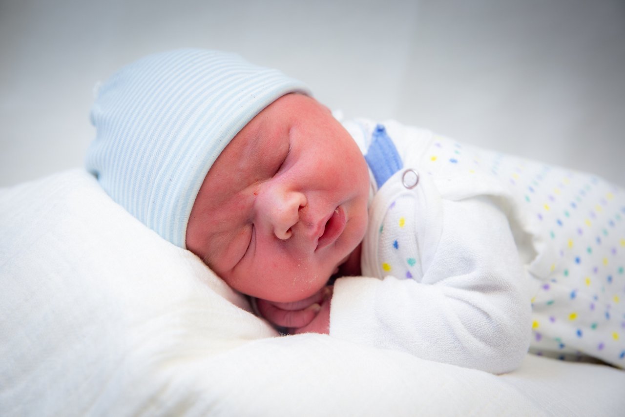 Erfurt , 010122 , Helios Klinikum Erfurt , Gyn 1 Neujahrsbaby Olivier Milcarek mit Vater Hubert , Der Junge kam 8:10Uhr auf die Welt 

Foto: Bild13/Helios Kliniken