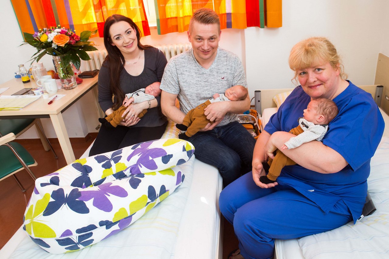 Erfurt , 180418 , Helios Klinikum Erfurt , Drillinge geboren , Eltern Sandra Hohlbein und Vater Stefan Hohlbein haben die Drillinge Henri , Willi und Emil bekommen, Hier mit Oberärztin Silke Meinig  
Foto: Bild13/Christian Fischer/Helios Kliniken