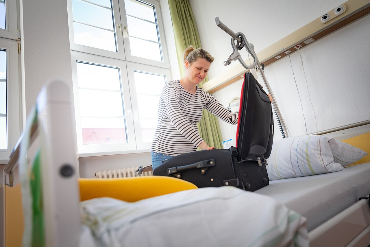 Erfurt , 070422 , Helios Klinikum Erfurt , Schwangere Frau mit Klinikkoffer 
Foto: Bild13/Helios Kliniken