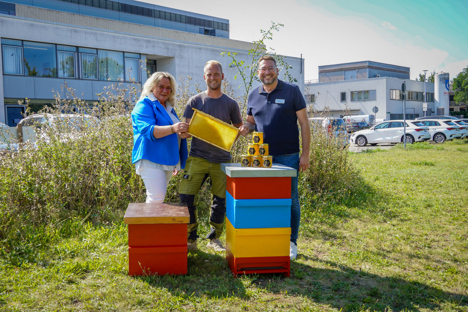 Neue Bewohner auf unserem Klinikgelände: Honigbienen sorgen bald für mehr Nachhaltigkeit!