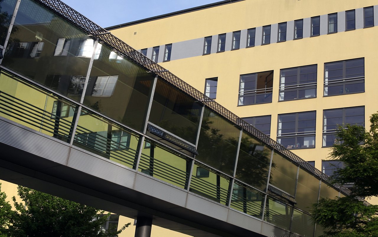 Erfurt , 140512 , ELIOS Klinikum Erfurt , Außenansichten

Im Bild: Haus 2, Innere Medizin und Hautklinik

Foto: Bild13 
----------------------------------------------------------------------------------------------
Copyright by Bild13 Sportpressefotos / Christian Fischer , Klostergasse 107a , 99334 Elxleben , Tel: 0151-11631510 ; Internet: www.Bild13.com ; E-Mail: info@Bild13.com ; Bankverbindung : Hypo-Vereinsbank Erfurt BLZ : 82020086 Konto: 358261078 , SteuerNr.: 151/219/07442 FA Erfurt , Nutzung nur gegen Honorar + 7% Mwst und Urhebernennung! Mit Abdruck werden die AGB von Bild13 anerkannt. WICHTIG: Jegliche kommerzielle Nutzung ist Honorar- und Mehrwertsteuerpflichtig! Honorar gemaess MFM. Weitergabe an Dritte nur nach vorheriger Absprache mit dem Urheber! Darstellung im Internet ist grundsaetzlich Honorar- und Mehrwertsteuerpflichtig, auch als 1:1 Kopie in Internet -Ausgaben von Tageszeitungen und Magazinen. Autoren-Nennung auch für Internet -Darstellung gemaess § 13 UrhGes.