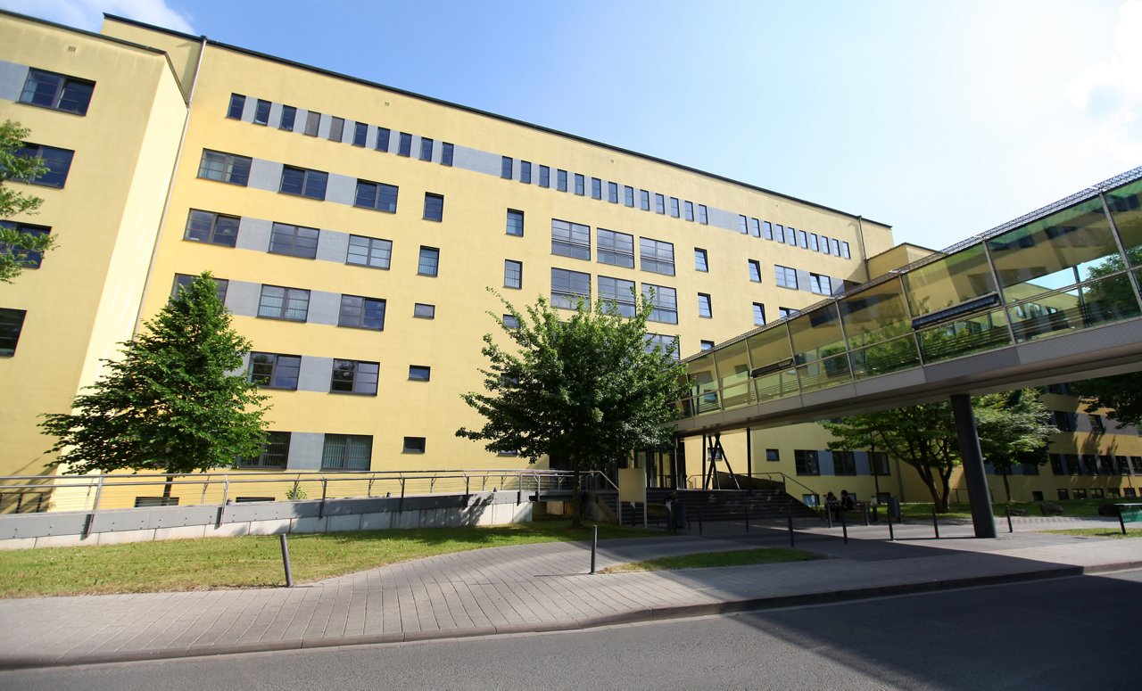 Erfurt , 300512 , ELIOS Klinikum Erfurt , Außenansichten

Im Bild: Haus 2, Innere Medizin und Hautklinik

Foto: Bild13 
----------------------------------------------------------------------------------------------
Copyright by Bild13 Sportpressefotos / Christian Fischer , Klostergasse 107a , 99334 Elxleben , Tel: 0151-11631510 ; Internet: www.Bild13.com ; E-Mail: info@Bild13.com ; Bankverbindung : Hypo-Vereinsbank Erfurt BLZ : 82020086 Konto: 358261078 , SteuerNr.: 151/219/07442 FA Erfurt , Nutzung nur gegen Honorar + 7% Mwst und Urhebernennung! Mit Abdruck werden die AGB von Bild13 anerkannt. WICHTIG: Jegliche kommerzielle Nutzung ist Honorar- und Mehrwertsteuerpflichtig! Honorar gemaess MFM. Weitergabe an Dritte nur nach vorheriger Absprache mit dem Urheber! Darstellung im Internet ist grundsaetzlich Honorar- und Mehrwertsteuerpflichtig, auch als 1:1 Kopie in Internet -Ausgaben von Tageszeitungen und Magazinen. Autoren-Nennung auch für Internet -Darstellung gemaess § 13 UrhGes.