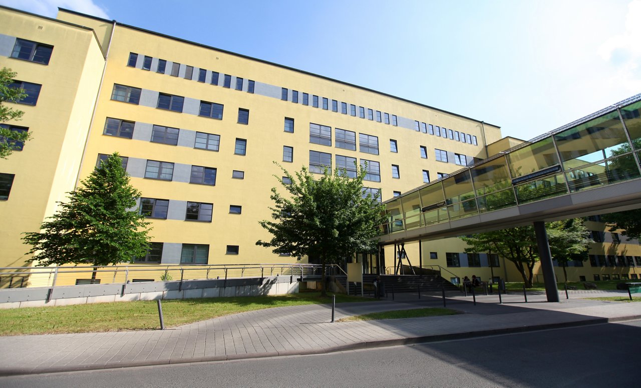 Erfurt , 300512 , ELIOS Klinikum Erfurt , Außenansichten&#xD;&#xA;&#xD;&#xA;Im Bild: Haus 2, Innere Medizin und Hautklinik&#xD;&#xA;&#xD;&#xA;Foto: Bild13 &#xD;&#xA;----------------------------------------------------------------------------------------------&#xD;&#xA;Copyright by Bild13 Sportpressefotos / Christian Fischer , Klostergasse 107a , 99334 Elxleben , Tel: 0151-11631510 ; Internet: www.Bild13.com ; E-Mail: info@Bild13.com ; Bankverbindung : Hypo-Vereinsbank Erfurt BLZ : 82020086 Konto: 358261078 , SteuerNr.: 151/219/07442 FA Erfurt , Nutzung nur gegen Honorar + 7% Mwst und Urhebernennung! Mit Abdruck werden die AGB von Bild13 anerkannt. WICHTIG: Jegliche kommerzielle Nutzung ist Honorar- und Mehrwertsteuerpflichtig! Honorar gemaess MFM. Weitergabe an Dritte nur nach vorheriger Absprache mit dem Urheber! Darstellung im Internet ist grundsaetzlich Honorar- und Mehrwertsteuerpflichtig, auch als 1:1 Kopie in Internet -Ausgaben von Tageszeitungen und Magazinen. Autoren-Nennung auch für Internet -Darstellung gemaess § 13 UrhGes.