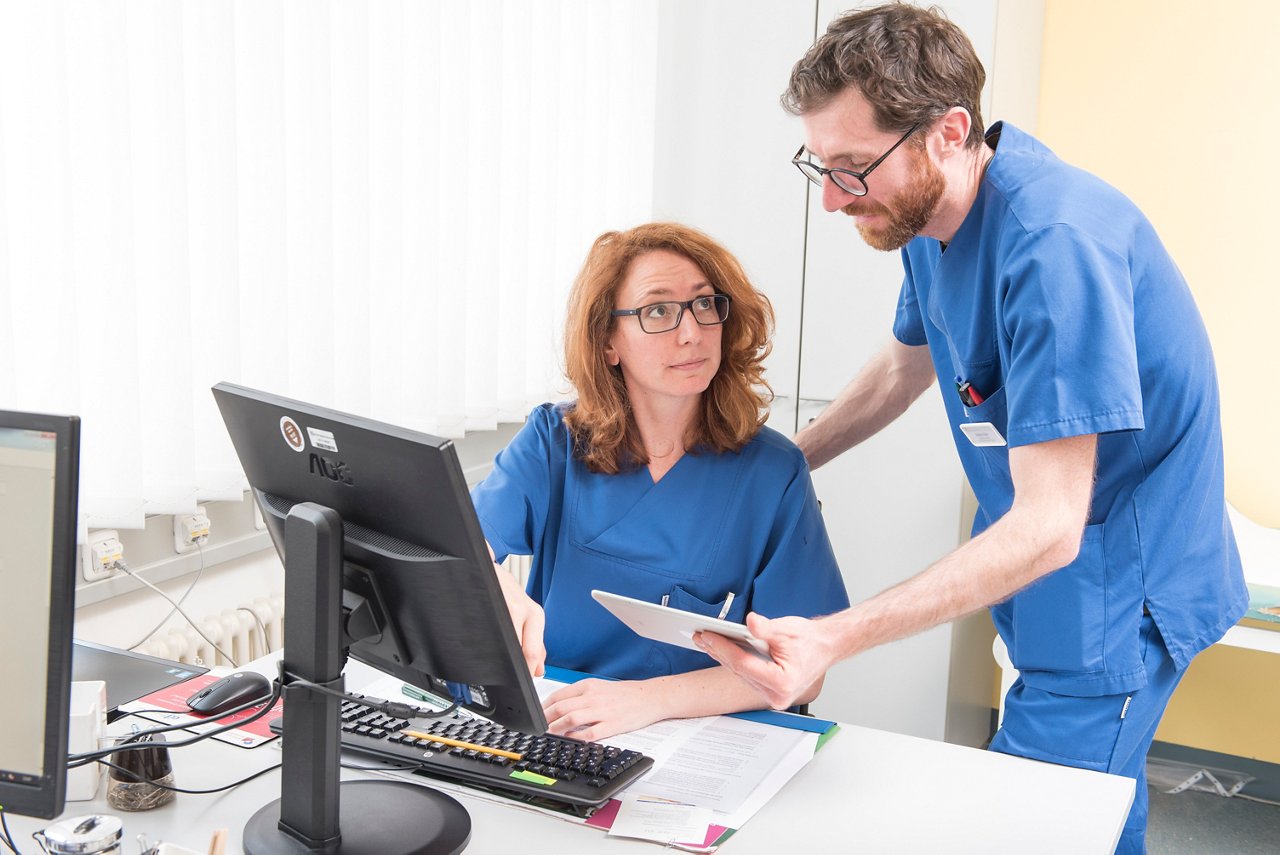 Studienteam Kardiologie im Gespräch am Rechner