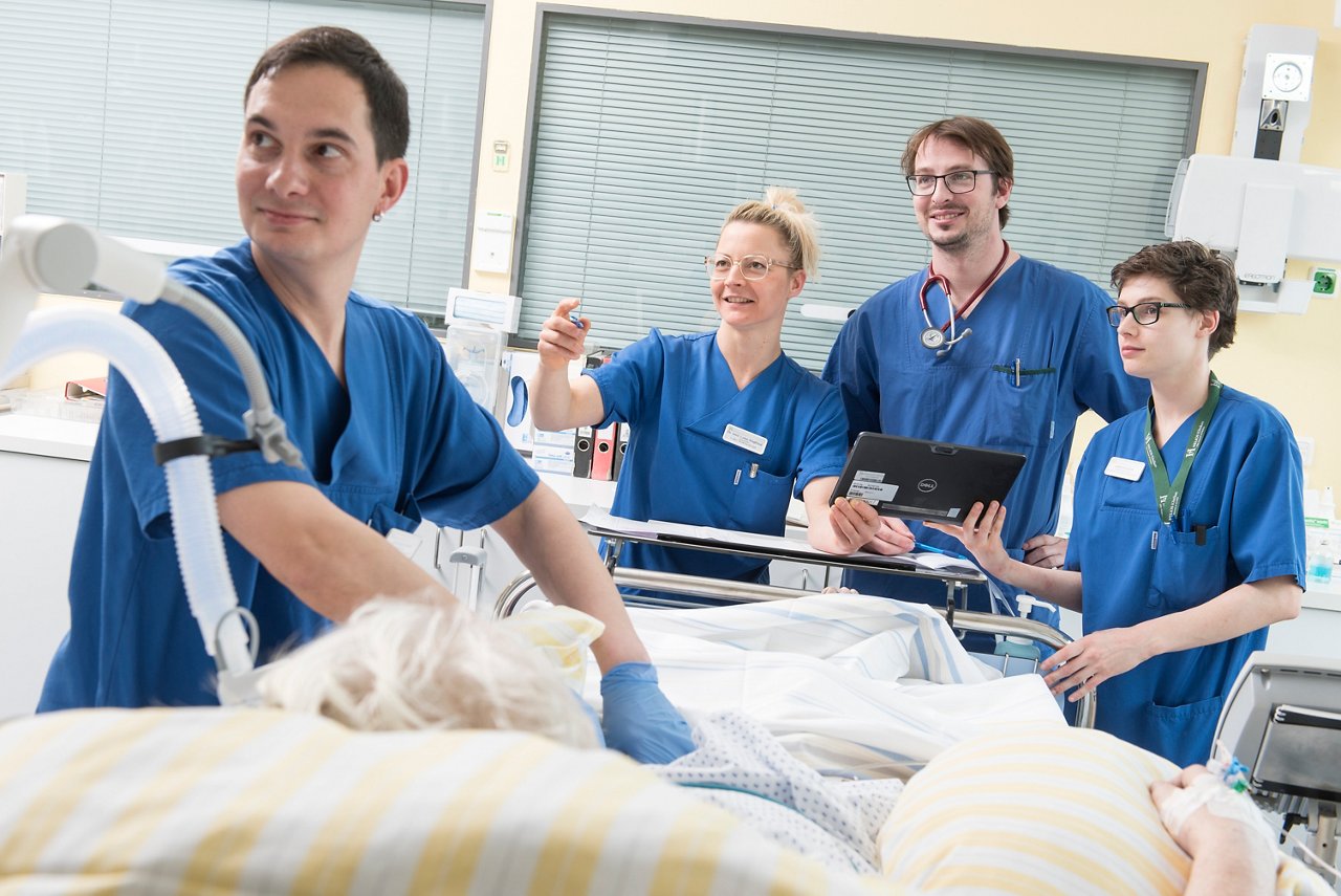 Team am Patientenbett auf Kardiologie Intensivstation