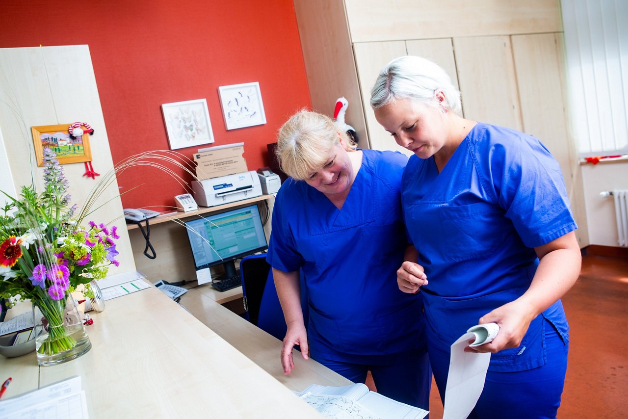 Ärztin und Hebamme am Tresen im Kreißsaal