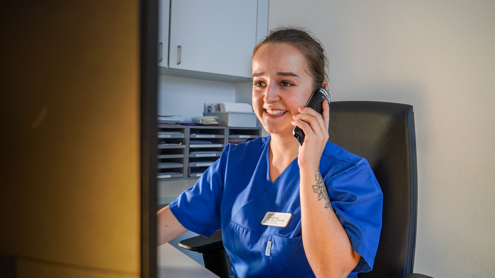 MFA telefoniert im Ambulanzbereich