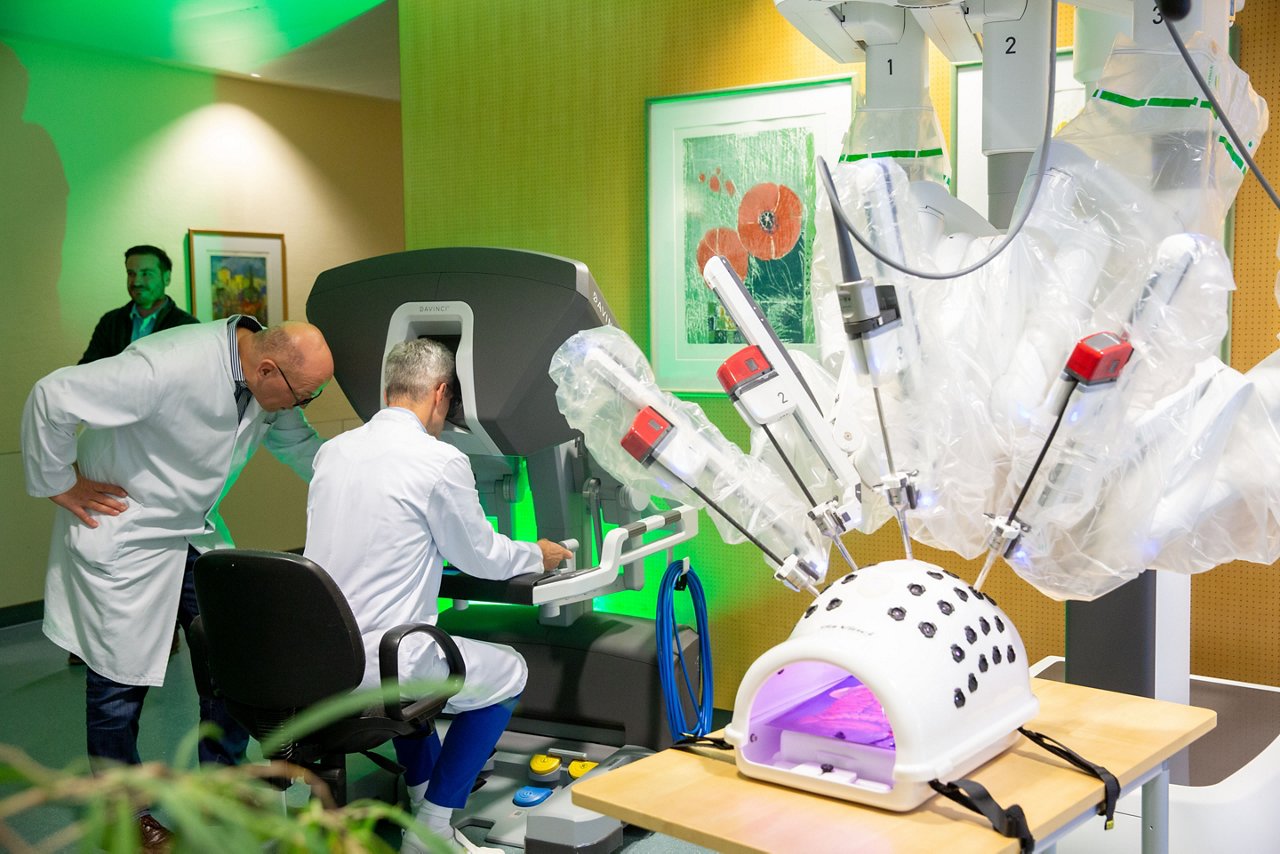 Erfurt , 121219 , Helios Klinikum Erfurt , OP Roboter Da Vinci , Vorstellung Mitarbeiterversammlung 
Foto: Bild13/Helios Kliniken