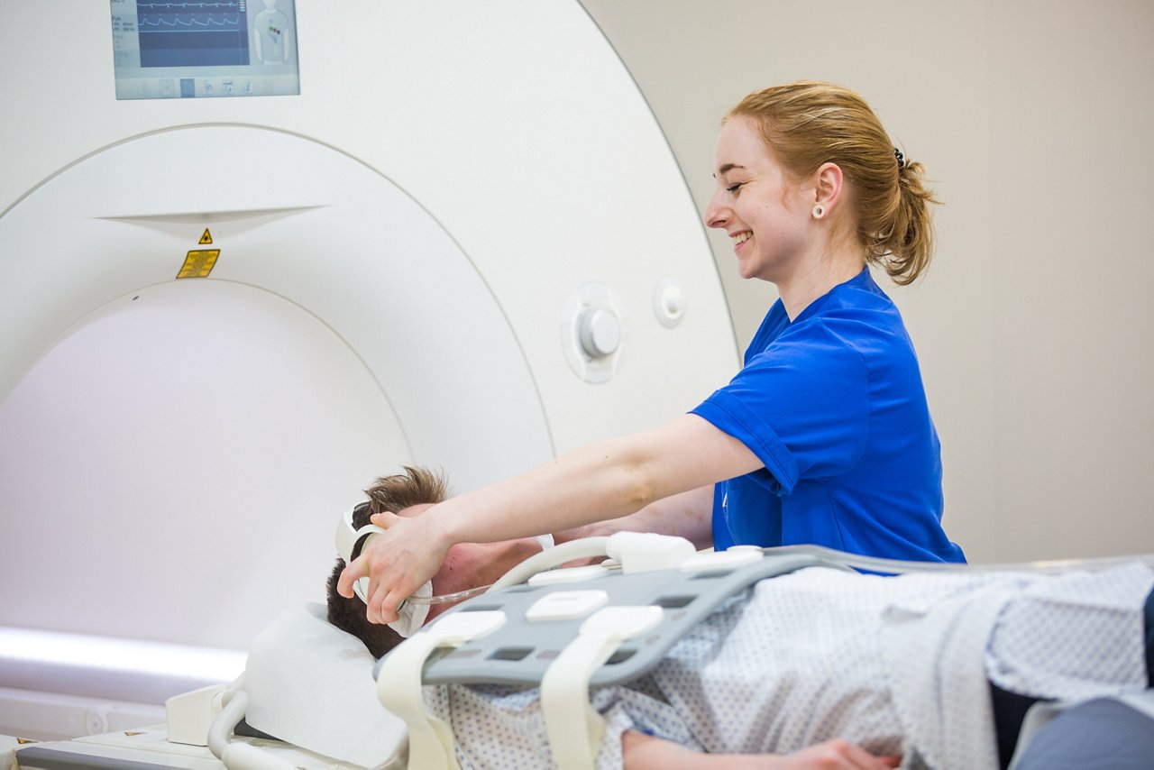 ATA sitzt und liest sich Dokumente durch