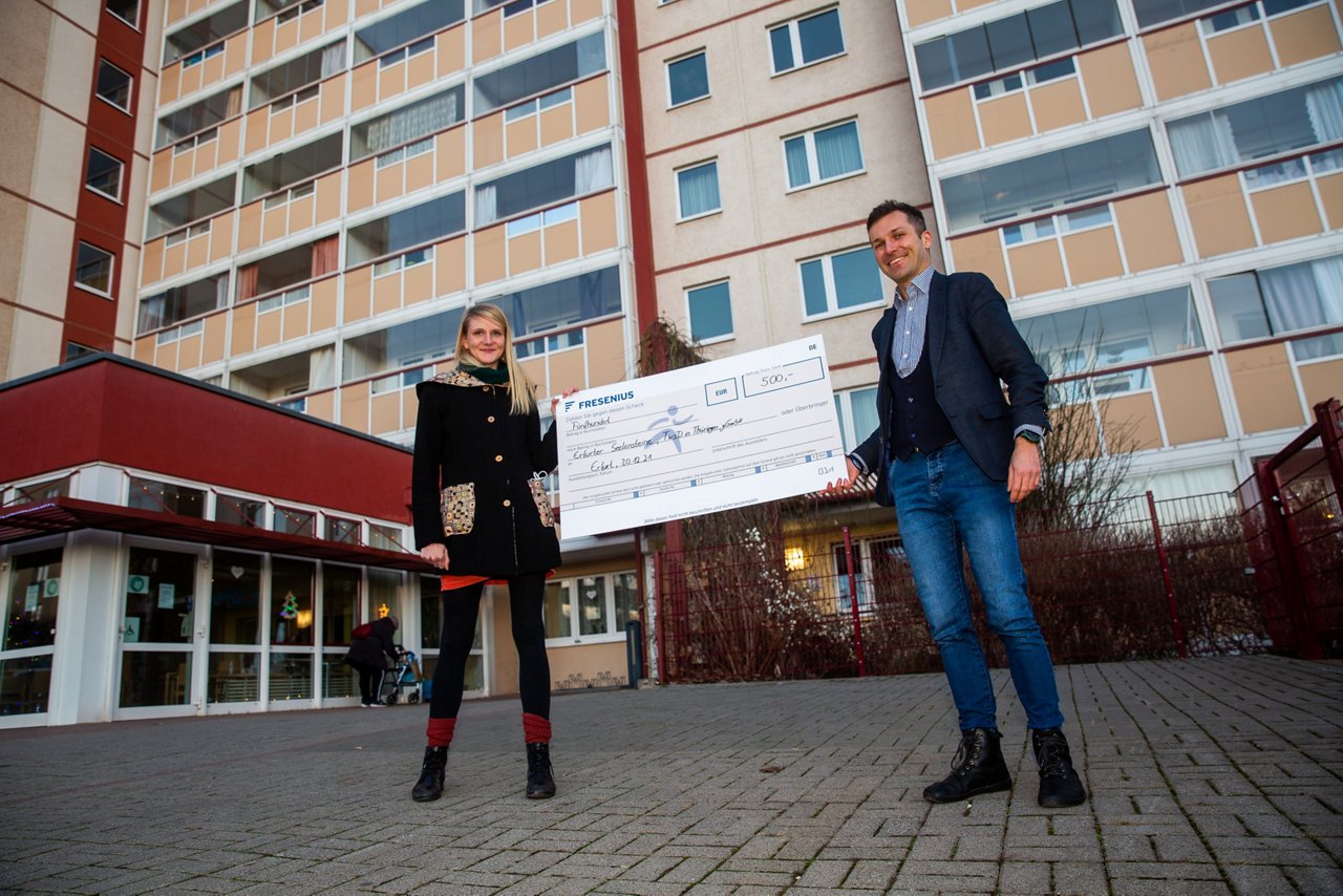 Erfurt , 211221 , Helios Klinikum Erfurt , Scheckübergabe an Seelensterne Erfurt Färberwaidweg 
Foto: Bild13/Helios Kliniken