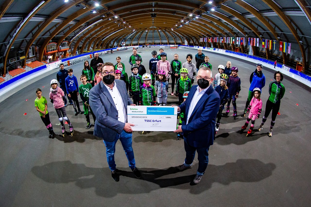 Erfurt , 081221 , Helios Klinikum Erfurt , Shooting Kliniken , Scheckübergabge TSSC Rollschuhlaufen , Gunde Niemann Stirnemann Halle Eishalle 
Foto: Bild13/Helios Kliniken
