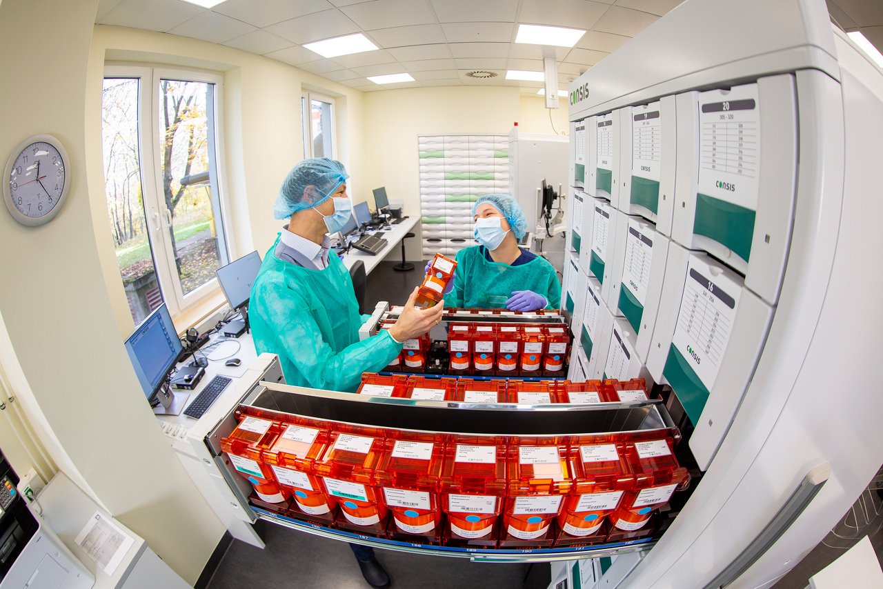 Erfurt , 181120 , Helios Klinikum Erfurt , Shooting Kliniken , Apotheke , Klinikapotheke Unit Dose Automat UDA 
Foto: Bild13/Helios Kliniken