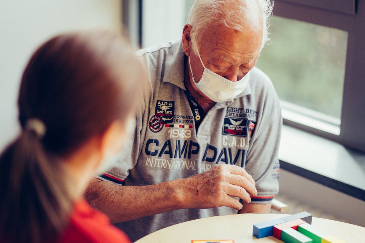 Patient und Ergotherapeutin beim Steine legen