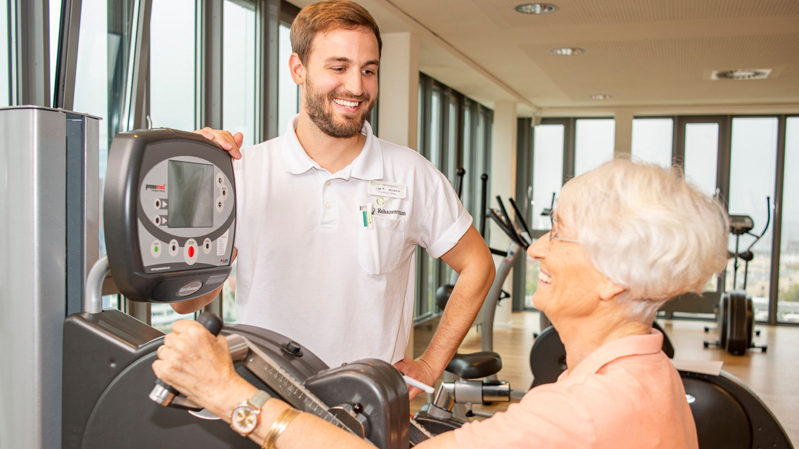 Armfahrrad Patientin mit Therapeut bei Übungen