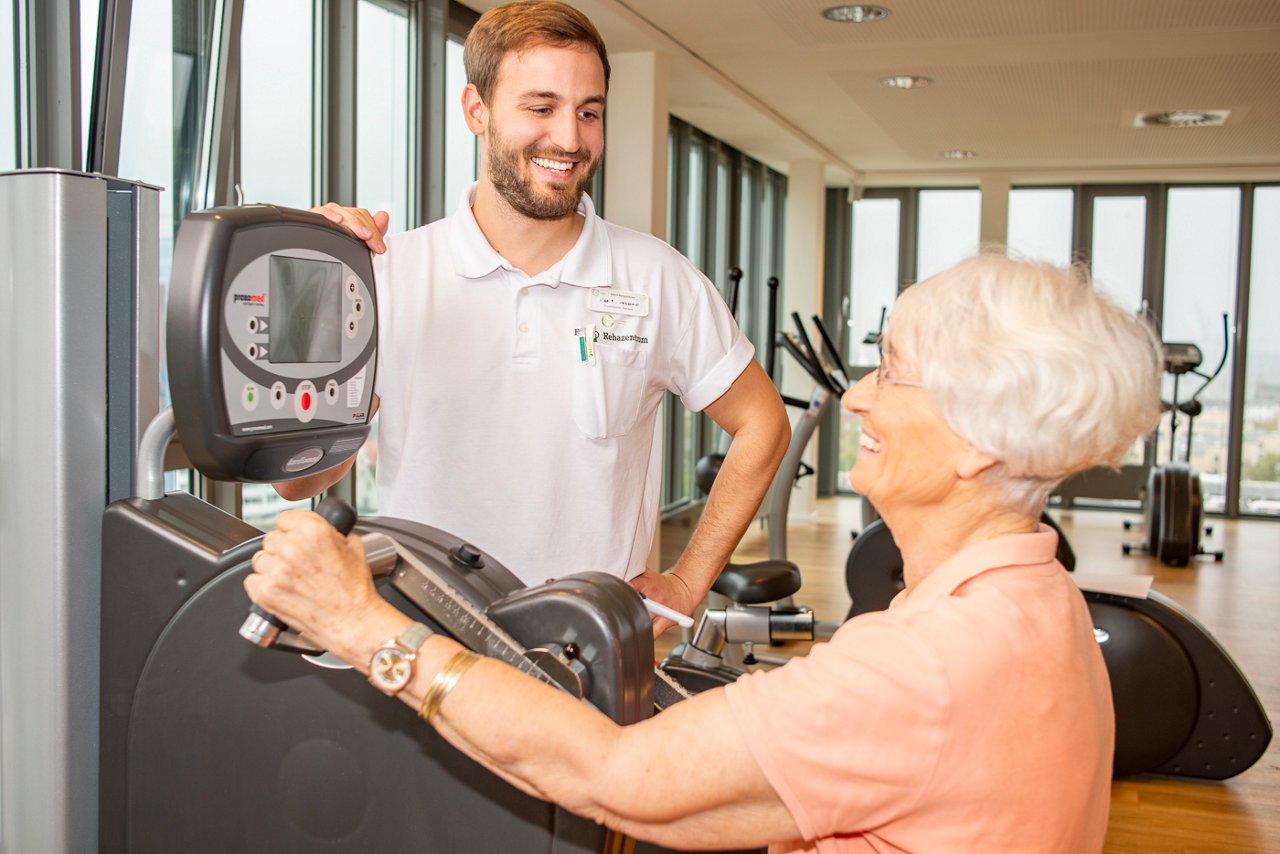 Armfahrrad Patientin mit Therapeut bei Übungen