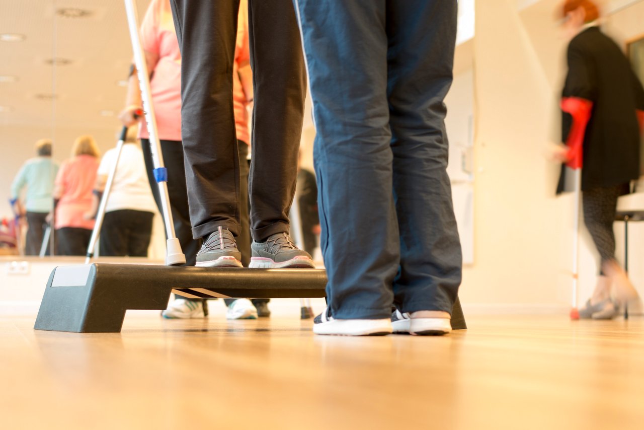 Gruppengymnastik mit dem Stepper im Gymnastikraum ENDO Rehazentrum