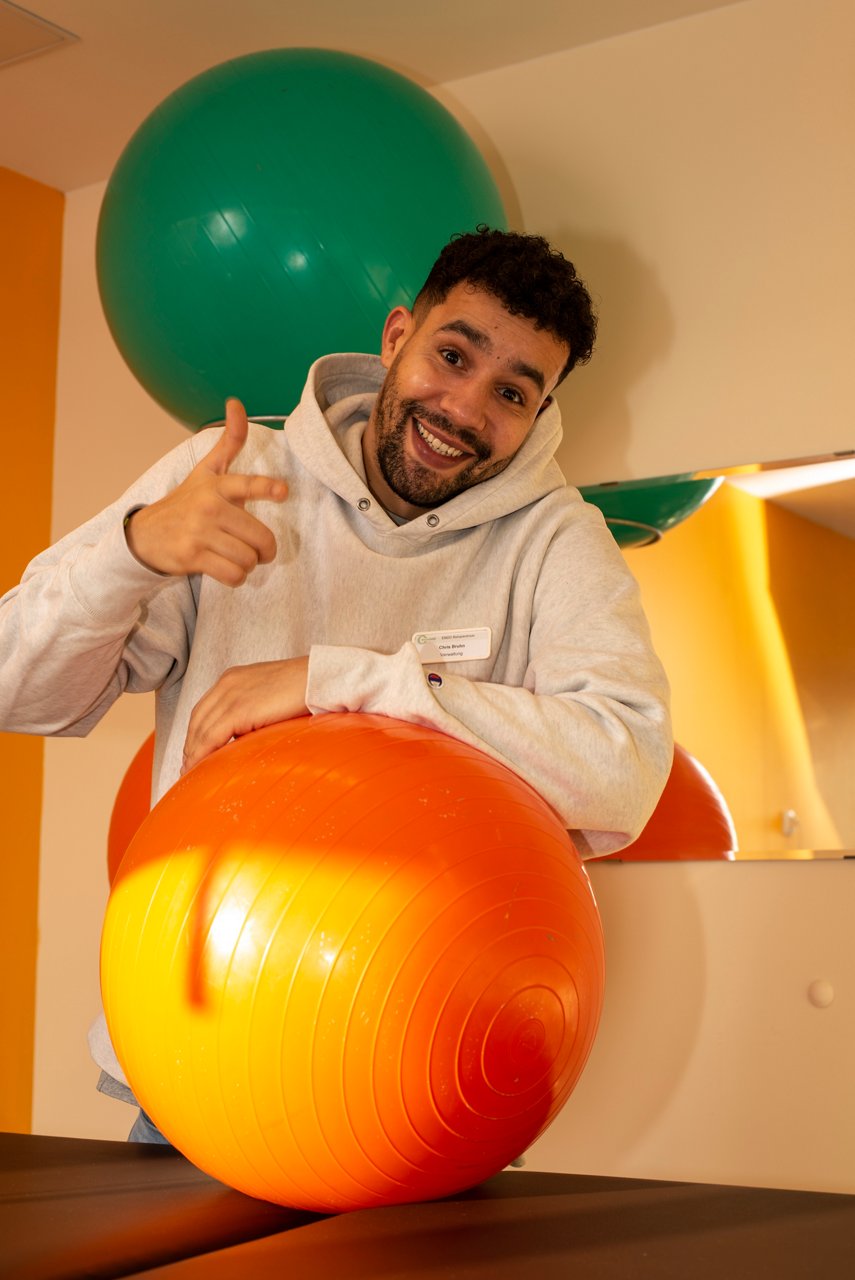 Mitarbeiter am Fitnessball