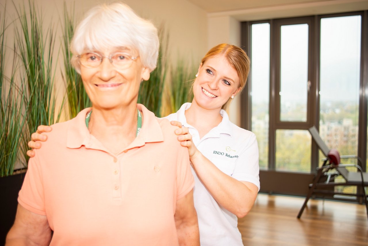 Patientin zur Physiotherapie Schulter mit Therapeutin