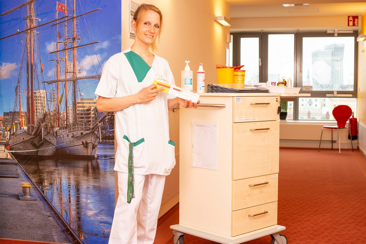 Pfleger und Arzt bei Notfallversorgung