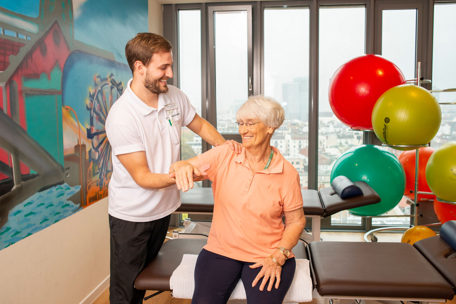 Krankengymnastik Schulter Physiotherapeut mit Patientin