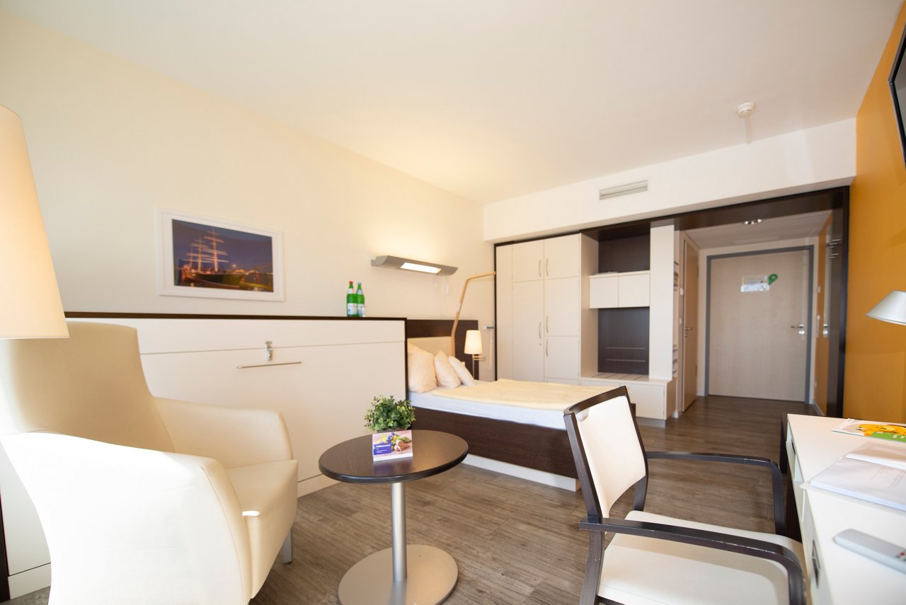 Zimmer mit Blick zur Tür Patientenbegleitservice ENDO Rehazentrum