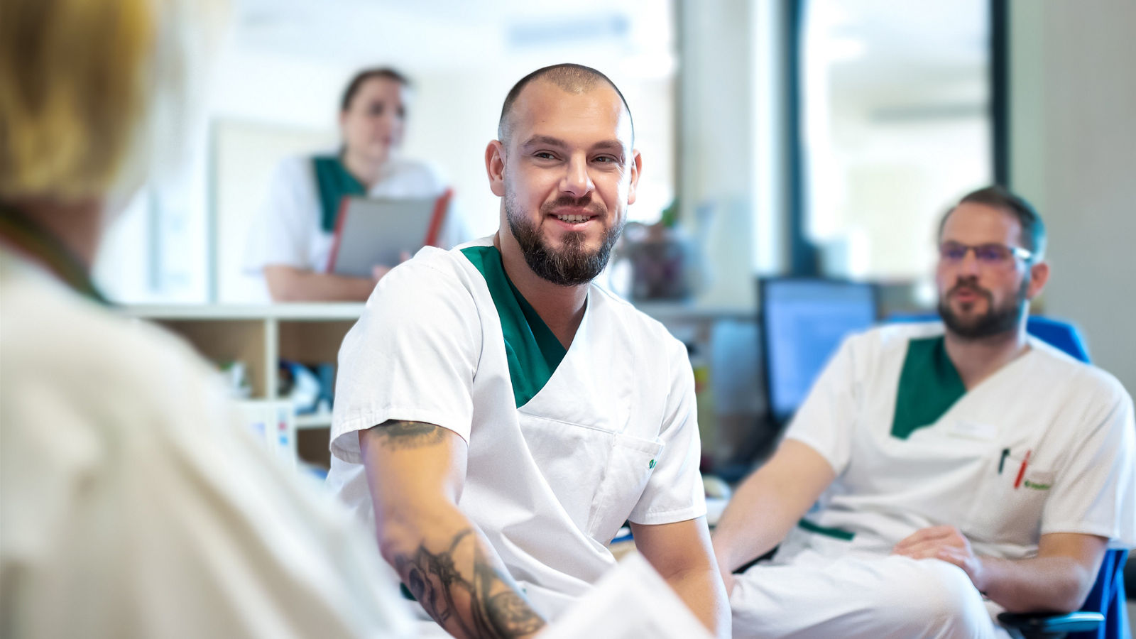 Krankenpflegehelfer Dominik bei der Teamsitzung