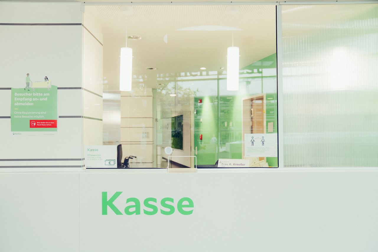 Kasse im Eingangsbereich des Krankenhauses