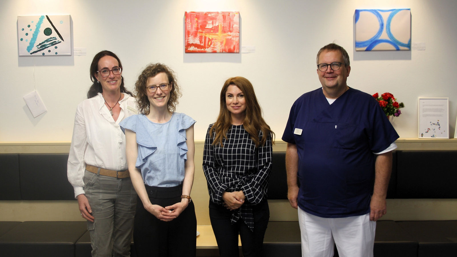 Pflegedirektorin Kerstin Weitzenkamp (l.) mit Malerin Marie Schulte sowie Klinikgeschäftsführerin Nasanin Chenari und Stefan Luther (Ärztlicher Direktor) bei der Ausstellungseröffnung