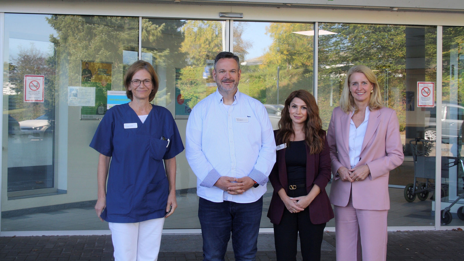 Wipperfürths Bürgermeisterin Anne Loth (ganz rechts) mit Klinikgeschäftsführerin Nasanin Chenari (3.v.r.) sowie Dr. med. Beate Molitor (ganz links, Chefärztin der Klinik für Altersmedizin) und Ralf Trogemann (2.v.l., Leitender Arzt der Klinik für Schmerzmedizin)