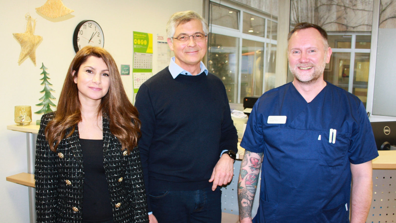 Klinik- und MVZ-Geschäftsführerin Nasanin Chenari mit Dr. Andreas Weide (Mitte) und Praxisleiter Markus Tullius
