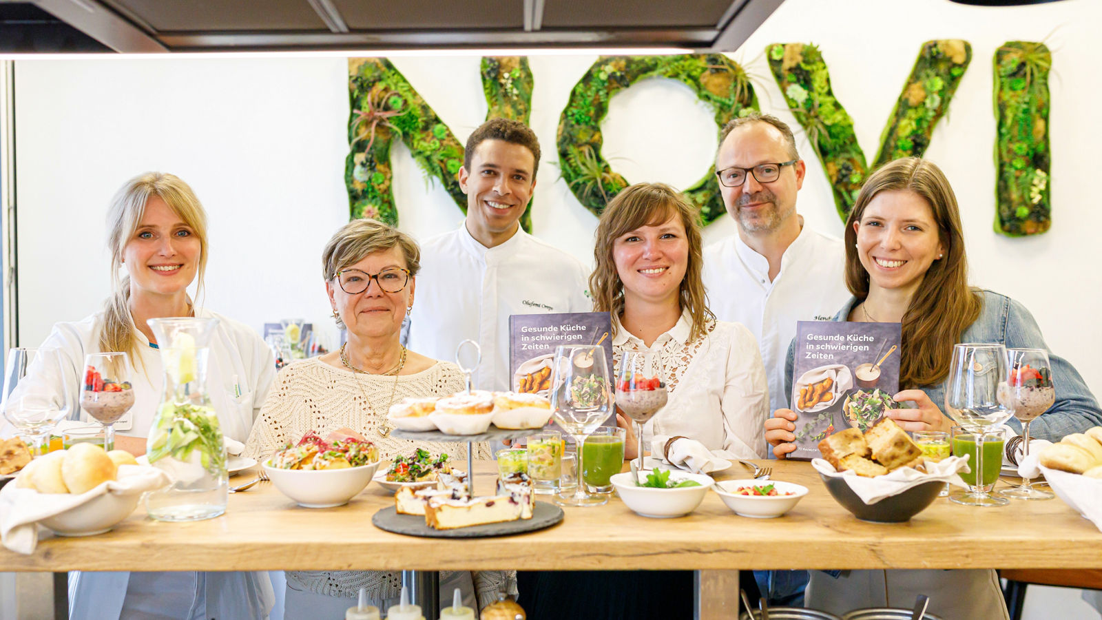 Buchvorstellung: Hendrik Otto veröffentlicht mit Helios-Expert:innen-Team das Kochbuch für an Krebs Erkrankte und alle die Freude am Kochen haben: "Gesunde Küche in schwierigen Zeiten"