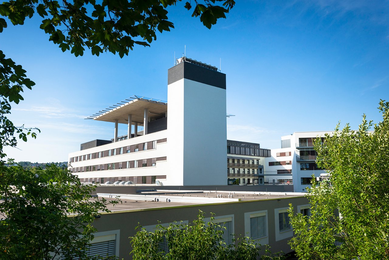 Außenansicht mit Bäumen vom Klinikum Pforzheim