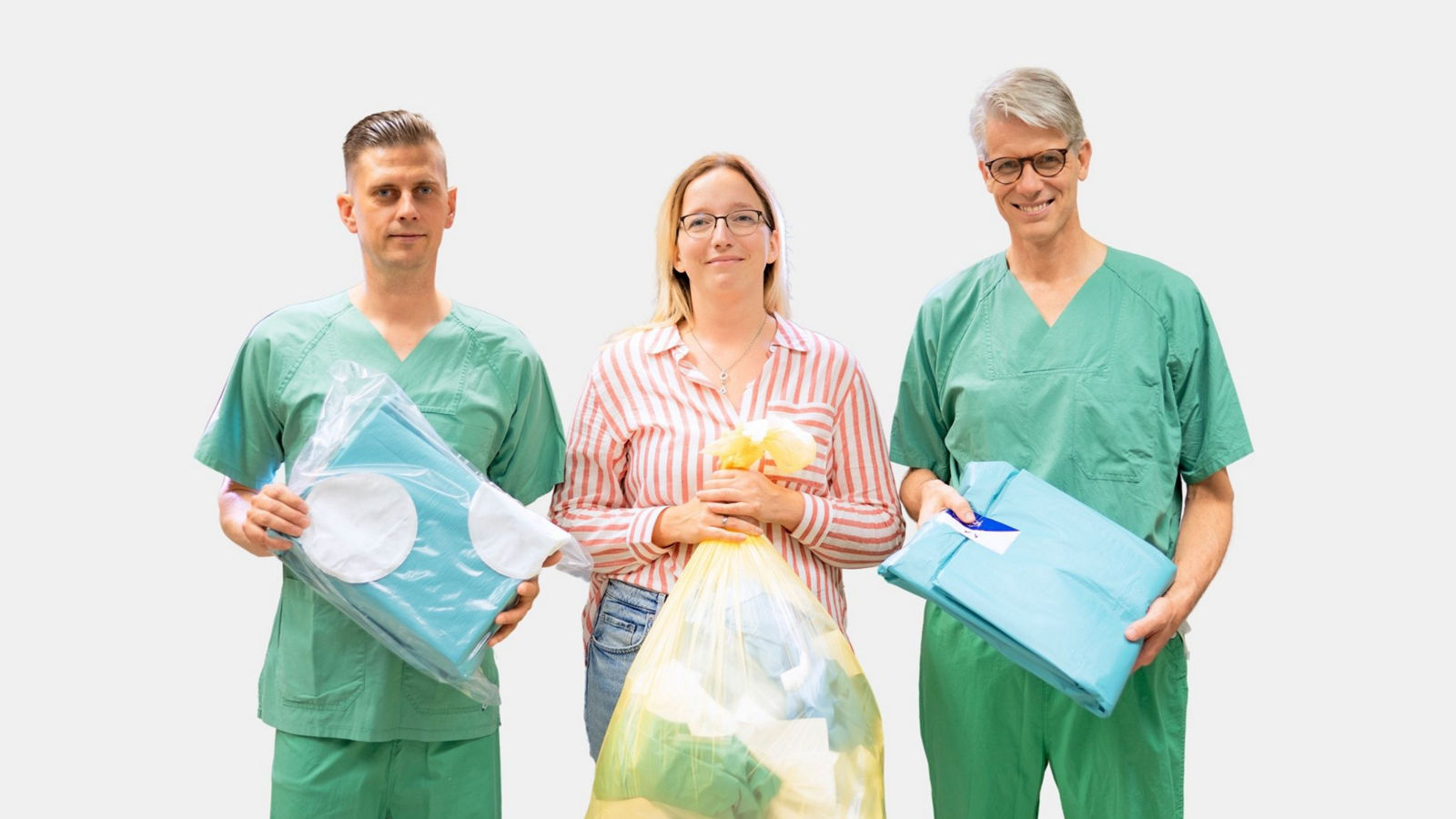 Modellprojekt für weniger Müll im OP: (v.l.n.r) OP-Manager Daniel Duschek, Stefanie Arnold vom Helios Zentraleinkauf sowie Chefarzt Prof. Dr. Clayton Kraft entwickelten die Idee zum neuen „Helios Green-Pack“. 