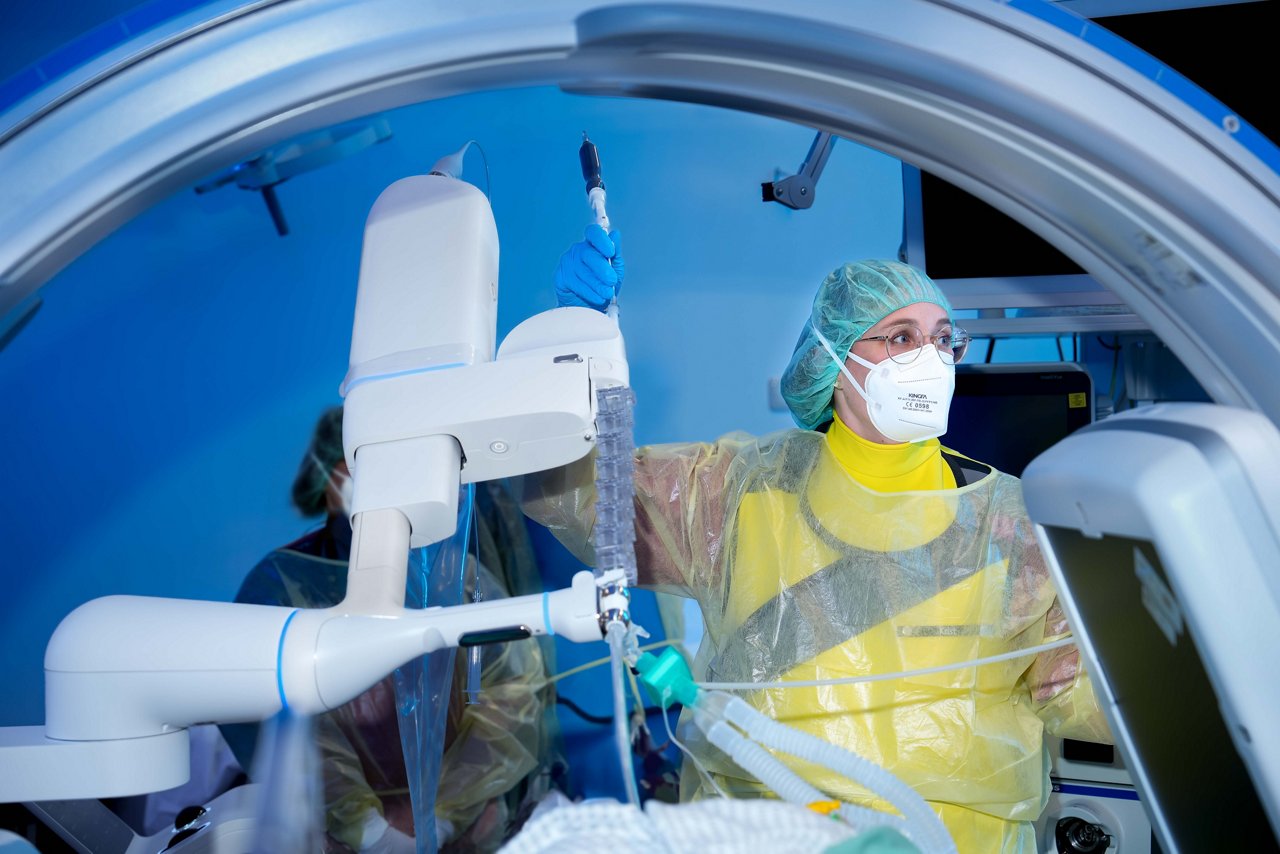 Die Katheter-Position wird in Echtzeit überwacht und mittels Cone-Beam-CT kontrolliert, sodass eine millimetergenaue Probenentnahme möglich ist.