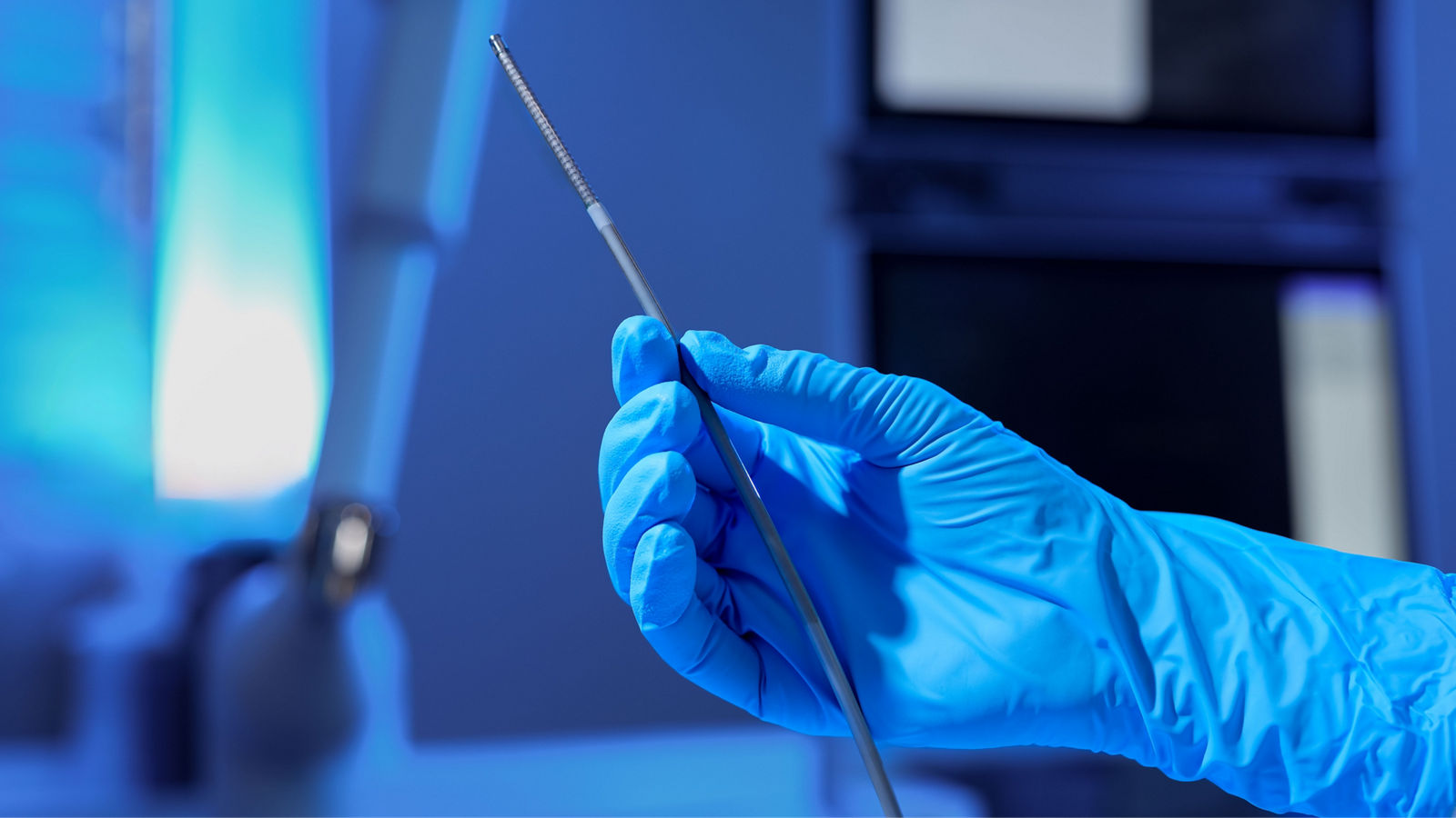 Ein ultradünner, biegsamer Katheter mit Sensor und Kamera wird in die Bronchien eingeführt, dessen Position in Echtzeit verfolgt werden kann.