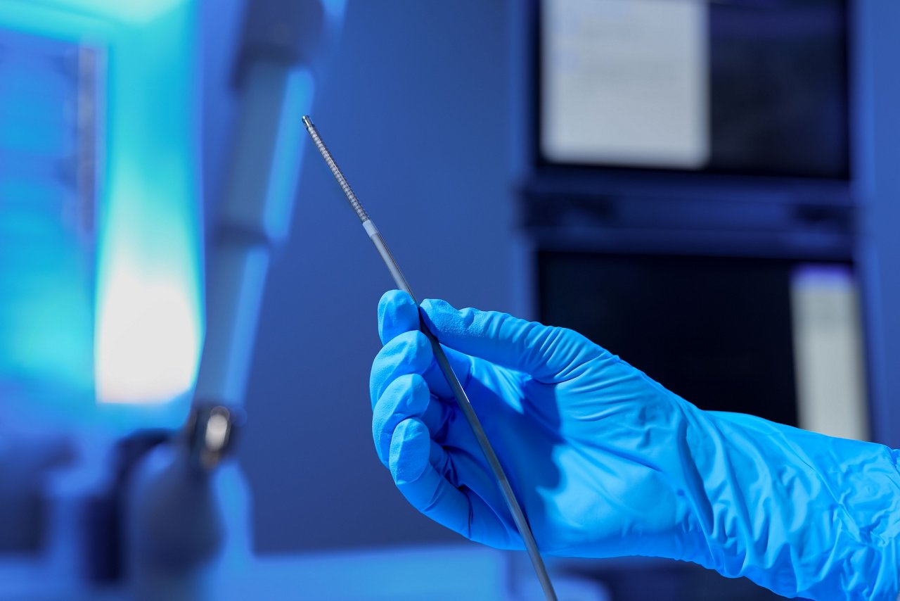 Ein ultradünner, biegsamer Katheter mit Sensor und Kamera wird in die Bronchien eingeführt, dessen Position in Echtzeit verfolgt werden kann.