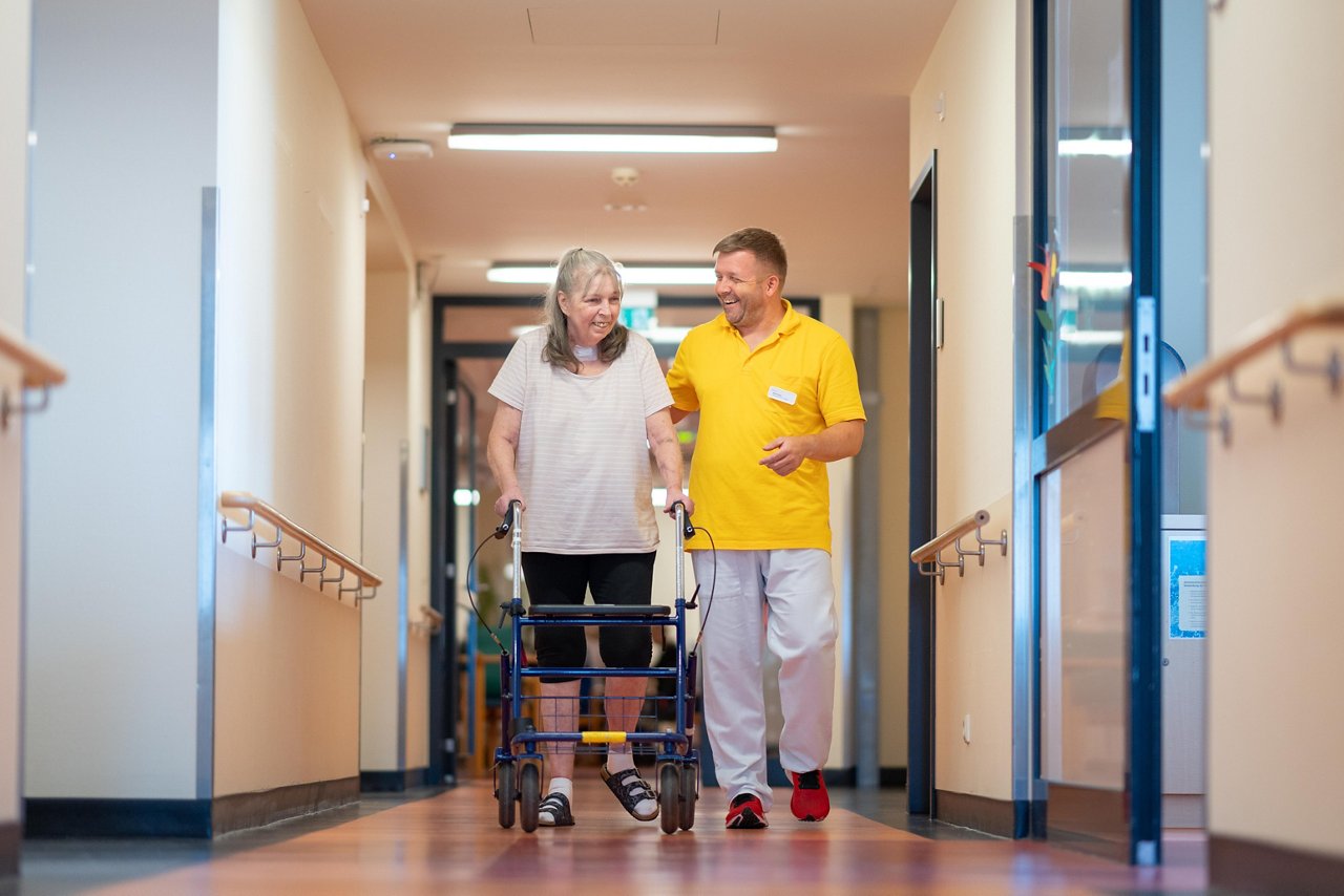 Geriatriepatientin mit Rollator